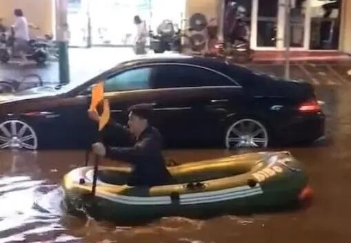 燕郊变“淹浇”，有人竟在街上划船