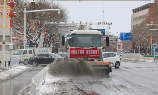 市行政执法局：连夜奋战融雪除冰 齐心协力保畅