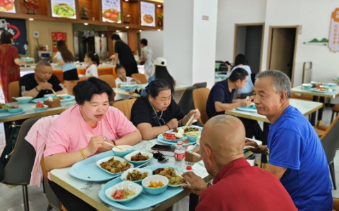 行宫东街道福成社区食堂夏日焕新：多元服务升