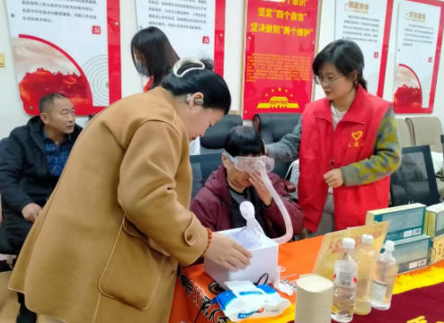 秋冬义诊暖民心 健康关怀零距离